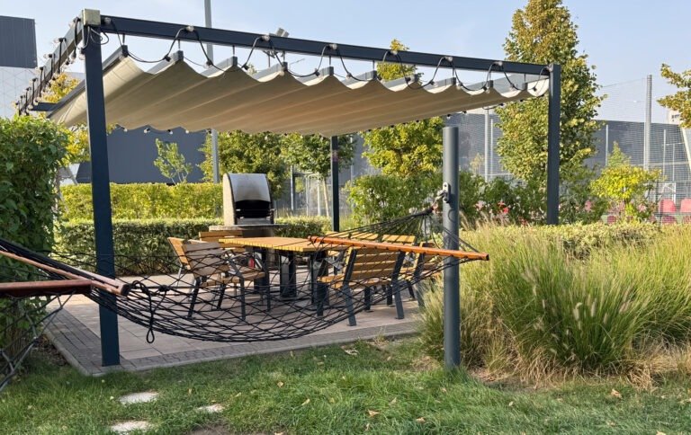 Welke soorten daken kan ik kiezen voor mijn terrasoverkapping? 4 hammock on green grass with black metal holder in 2024 12 19 16 26 31 utc